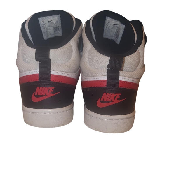 Boys Nike Sneakers - Picture 2 of 6